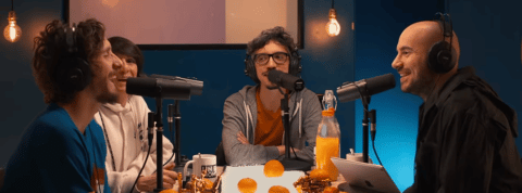 pod Des hommes devant un micro