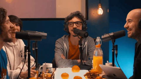 Des hommes devant un micro