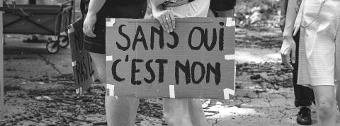 Mouvement #MeToo : 5 ans après, les dates clés Pancarte : - Sans oui, c'est non -
