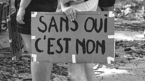 Pancarte :  - Sans oui, c'est non - 