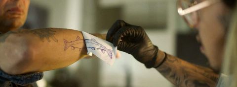 Sea Shepherd utilise la peau humaine comme média pour la Journée mondiale des animaux Homme se faisant tatouer