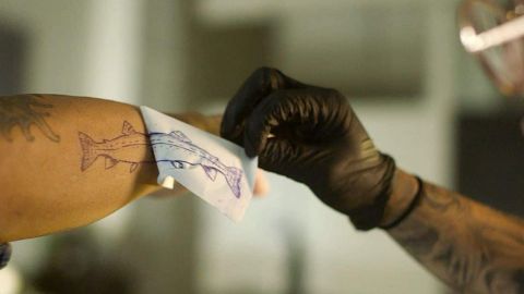 Homme se faisant tatouer