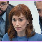Deux hommes et une femme penchés à leur bureau