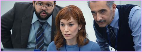 Stress au travail, le mal du siècle ? Deux hommes et une femme penchés à leur bureau