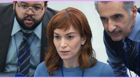 Deux hommes et une femme penchés à leur bureau