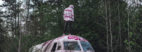 Anna Tsing : « Imaginons un art de vivre dans les ruines du capitalisme » Une silhouette de dos sur un avion