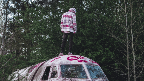 Une silhouette de dos sur un avion