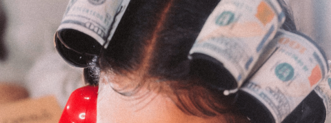 Qui sont les money gourous ? Des bigoudis recouverts de billets de banque