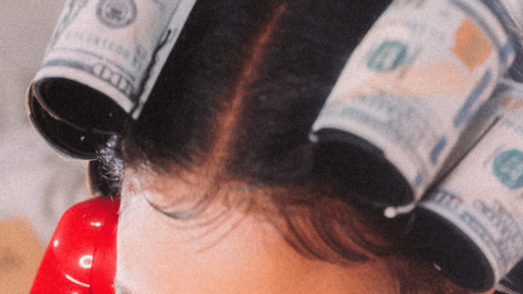 Qui sont les money gourous ? Des bigoudis recouverts de billets de banque