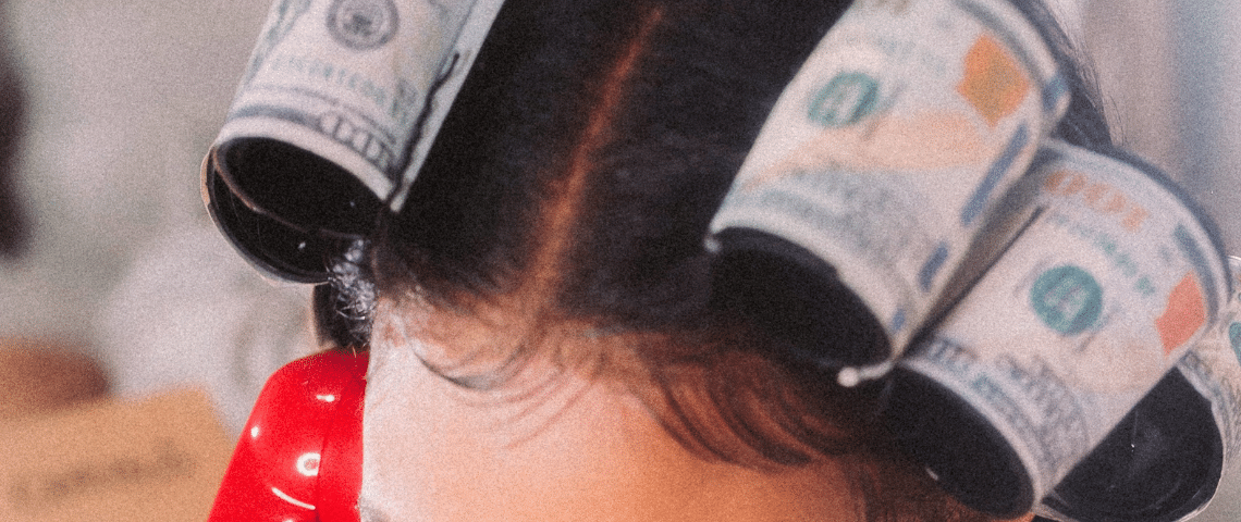 Qui sont les money gourous ? - L'ADN Des bigoudis recouverts de billets de banque