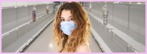 #2020core ou la nostalgie de 2020 Une fille blonde avec un masque blanc dans un aéroport vide