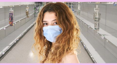 Une fille blonde avec un masque blanc dans un aéroport vide
