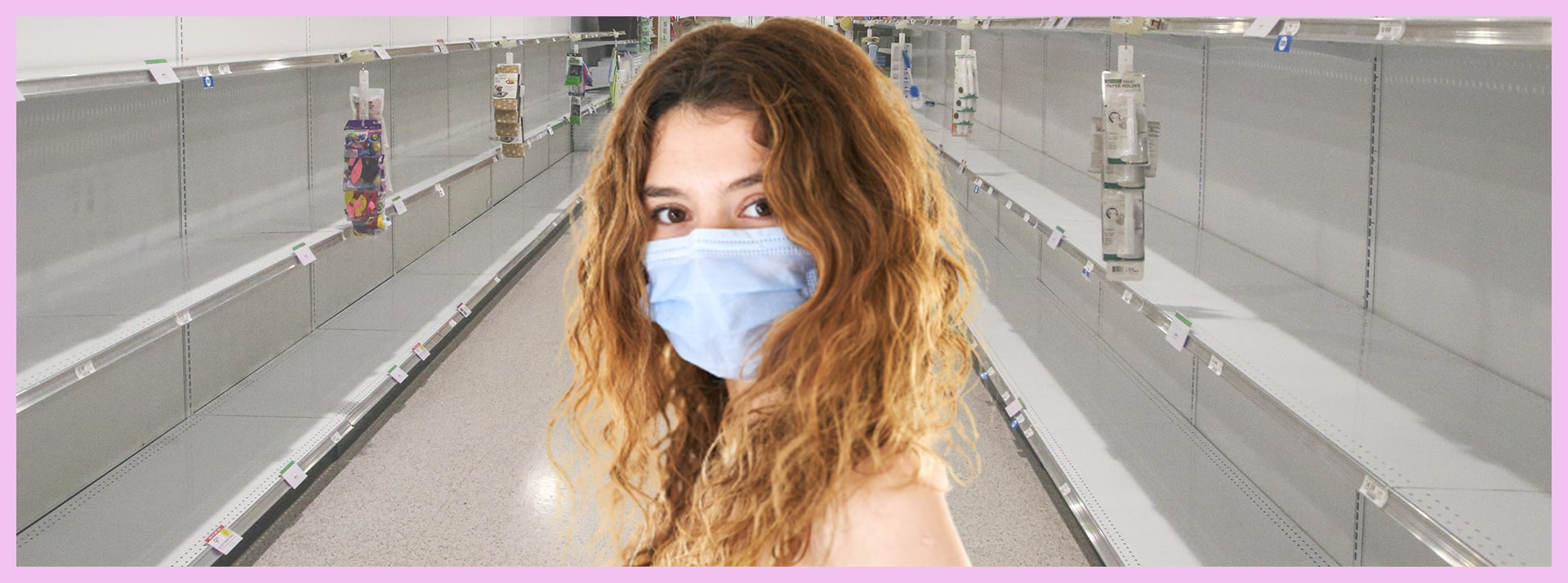 #2020core ou la nostalgie de 2020 - L'ADN Une fille blonde avec un masque blanc dans un aéroport vide