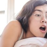 Une jeune femme panique devant son smartphone