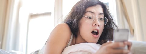 Les deepfake porn bientôt illégaux au Royaume-Uni Une jeune femme panique devant son smartphone