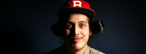 71 % des crypto-investisseurs pensent encore devenir milliardaires Un homme à l'air idiot avec une casquette rouge