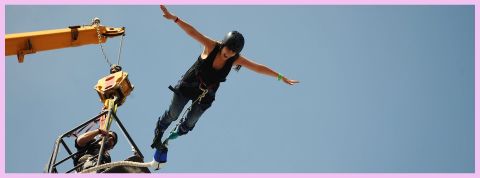 Qui sont les yolo bro ? Un homme se prépare à sauter à l'élastique