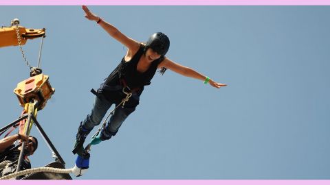 Un homme se prépare à sauter à l'élastique