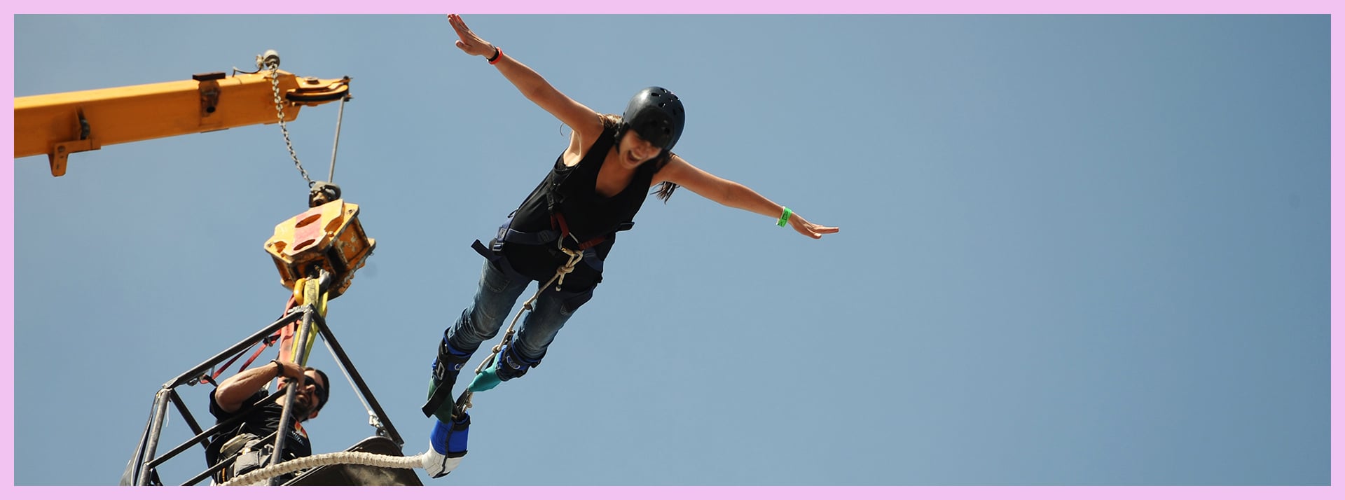 Qui sont les yolo bro ? - L'ADN Un homme se prépare à sauter à l'élastique