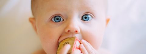 Aux États-Unis, des entreprises vendent des tests ADN pour créer le bébé parfait Un magnifique bébé aux yeux blancs