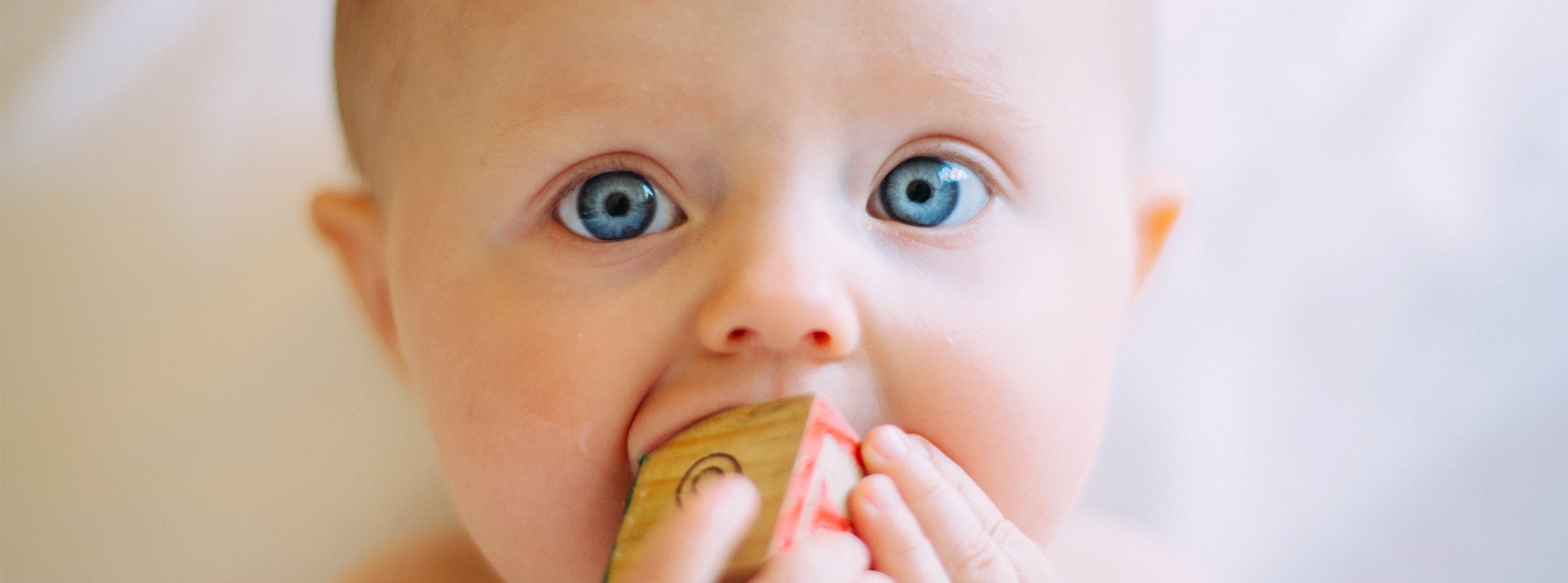Aux États-Unis, des entreprises vendent des tests ADN pour créer le bébé parfait - L'ADN Un magnifique bébé aux yeux blancs