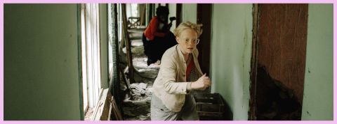 Enfants et santé mentale Un enfant blond qui court dans un couloir vert