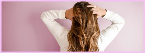 Nos cheveux, un juteux marché pour les marques Une femme de dos avec de longs cheveux bruns