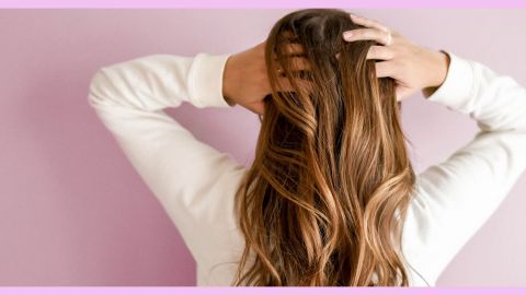 Une femme de dos avec de longs cheveux bruns