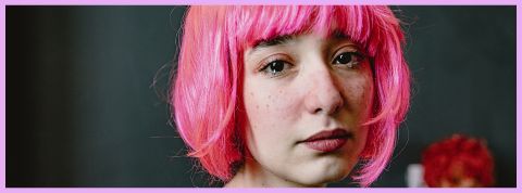 C'est quoi le crying makeup ? Une jeune fille en train de pleurer avec une perruque rose