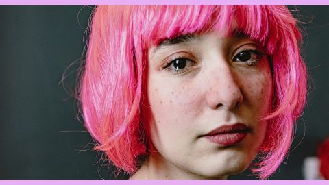 C'est quoi le crying makeup ? Une jeune fille en train de pleurer avec une perruque rose