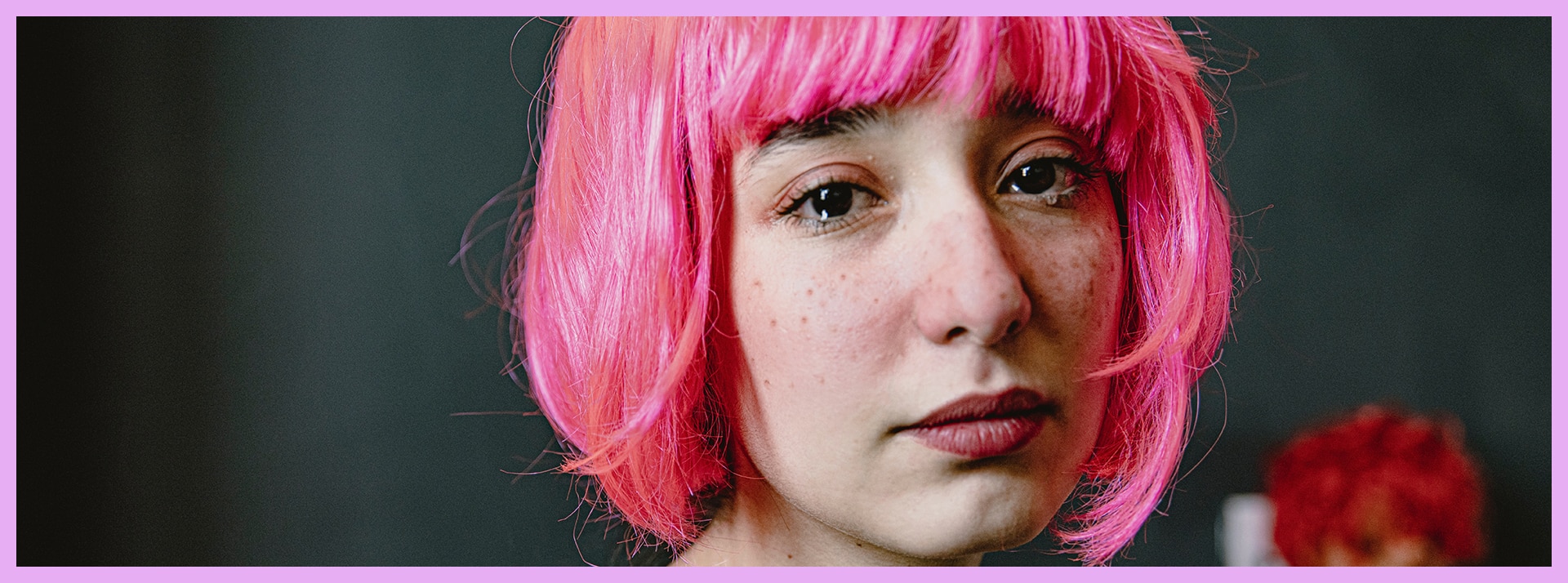 C'est quoi le crying makeup ? - L'ADN Une jeune fille en train de pleurer avec une perruque rose