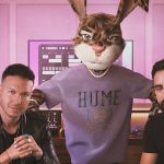 Les fondateurs de Hume, avec au centre un gros lapin en sweat