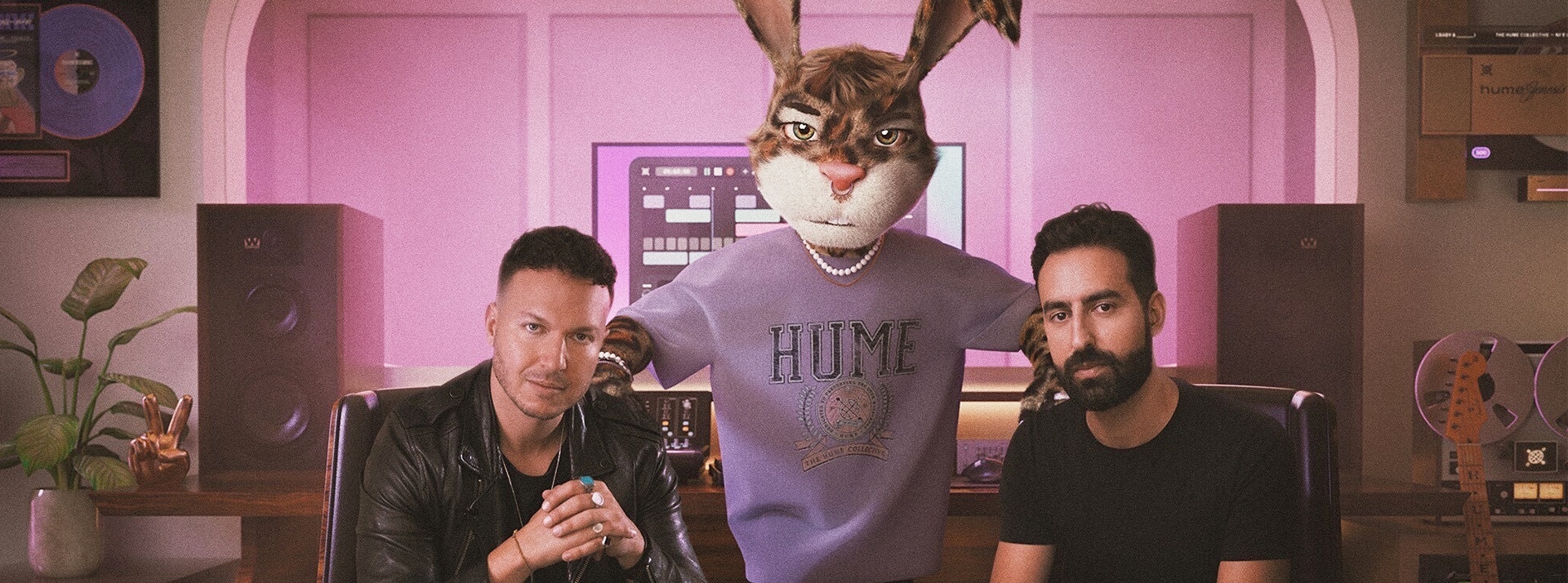 Hume,le label de musique qui veut créer les futures stars du métavers - L'ADN Les fondateurs de Hume, avec au centre un gros lapin en sweat