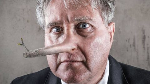 Un homme d'affaires avec le nez de Pinocchio
