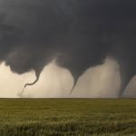 Grosse tornade sur un champ