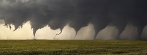 Grosse tornade sur un champ