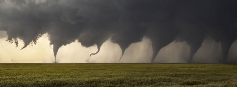 Changement climatique : porte-t-il les germes des dictatures à venir ? Grosse tornade sur un champ