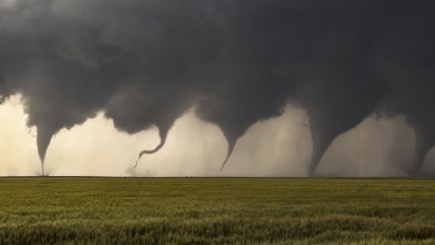Grosse tornade sur un champ