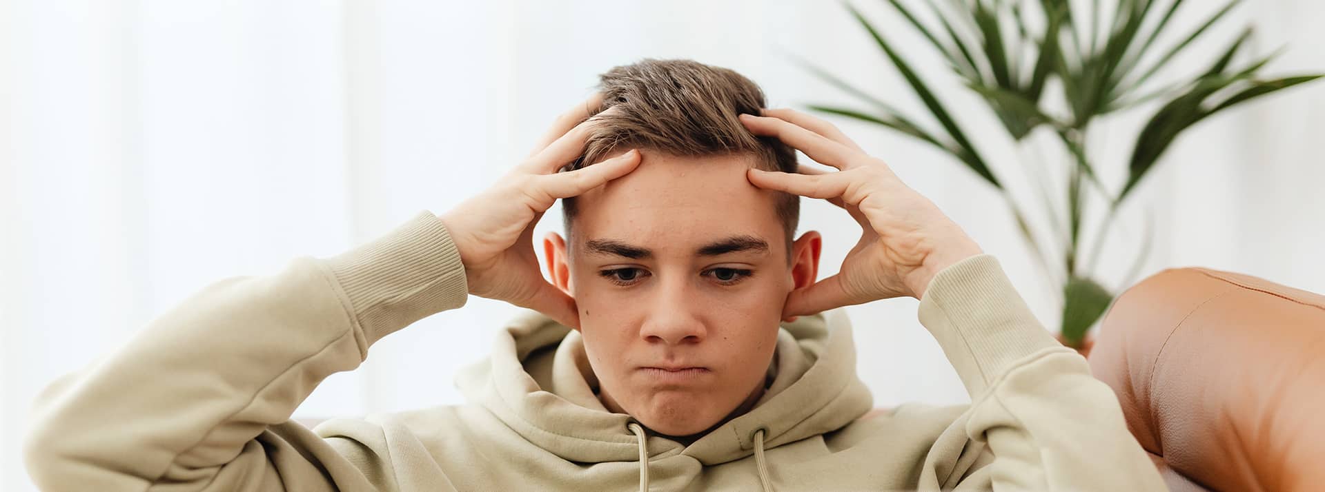 L'éco-anxiété des jeunes face au réchauffement climatique - L'ADN jeune homme déprimé, se prenant la tête