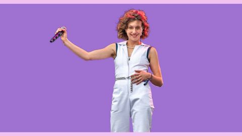 Une jeune femme habillée de blanc sur un fond violet