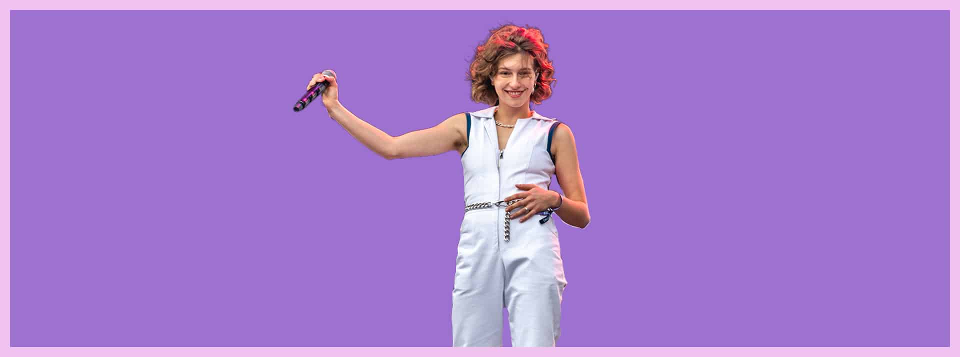 C'est quoi la Sapphic Pop ? - L'ADN Une jeune femme habillée de blanc sur un fond violet