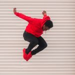 Jeune homme noir sautant très haut