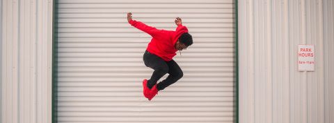 startups à impact Jeune homme noir sautant très haut