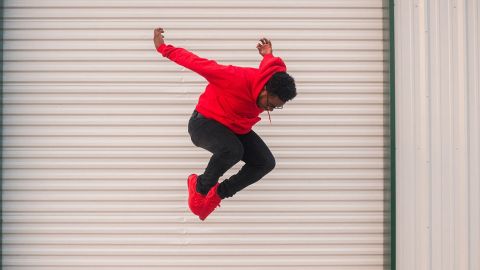 Jeune homme noir sautant très haut