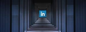 Un logo LinkedIn dans une allée sombre
