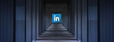 Le dark web devient low-cost mais votre compte LinkdIn vaut tout de même 45 dollars Un logo LinkedIn dans une allée sombre