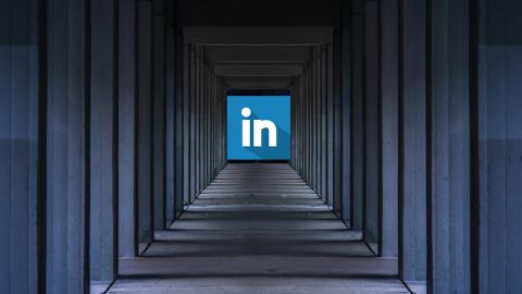 Un logo LinkedIn dans une allée sombre
