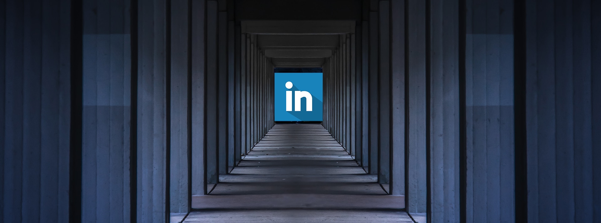 Le dark web devient low-cost mais votre compte LinkdIn vaut tout de même 45 dollars - L'ADN Un logo LinkedIn dans une allée sombre