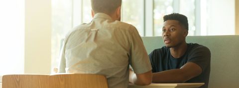 Etude les jeunes et l'entreprise Jeune homme et recruteur