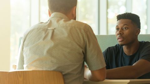 Jeune homme et recruteur